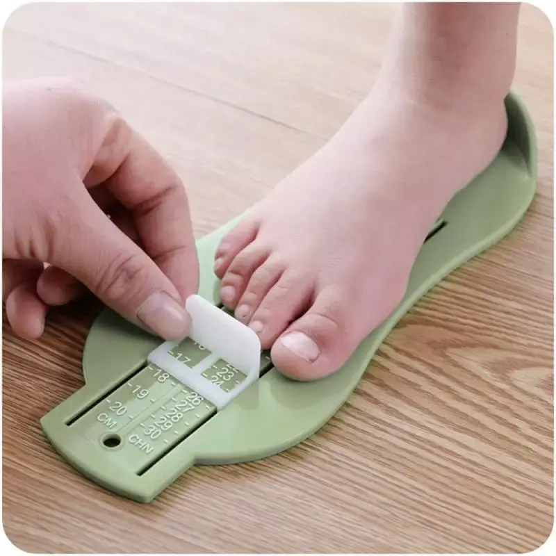 Regla de plástico para medir la longitud del pie del bebé, calculadora de zapatos, herramientas de calibre, 6 colores, 1 unidad