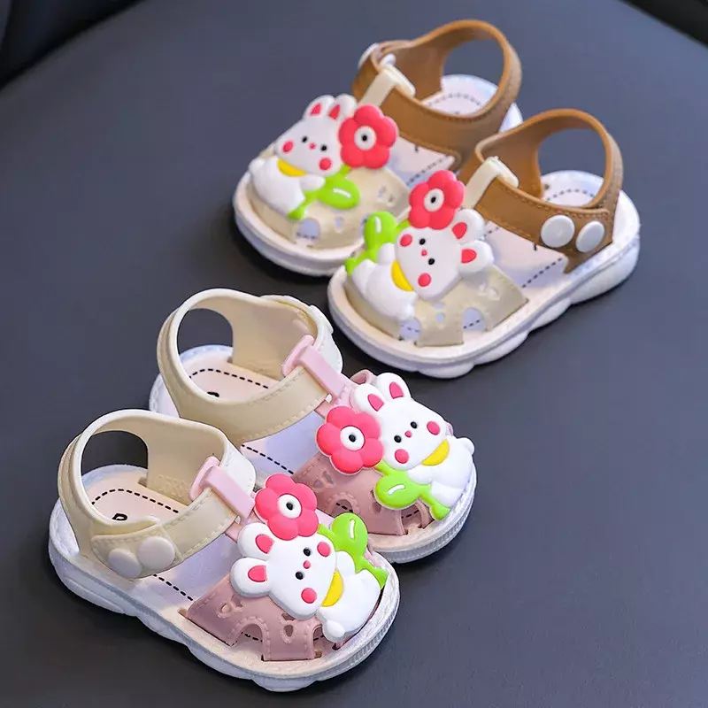 Pantoufles lumineuses coordonnantes pour enfants, chaussures à trous, pantoufles souples, design de dessin animé bricolage, sandales de plage pour bébé, 2024