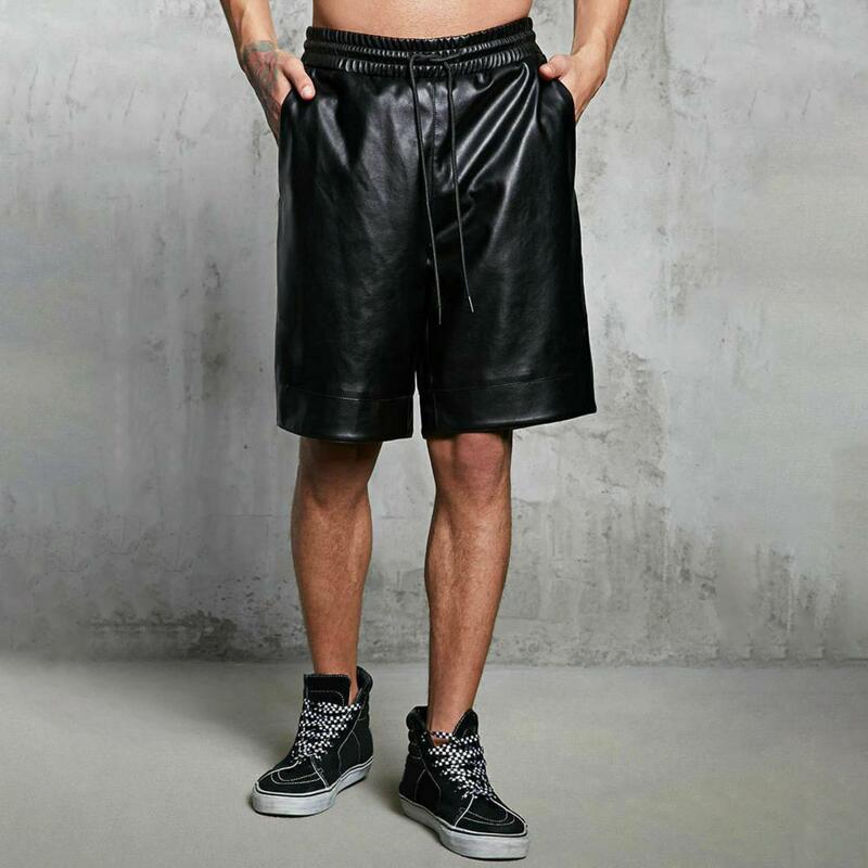Shorts de cordão de couro falso masculino com bolsos, streetwear de perna larga, elástico na cintura monocromático, verão
