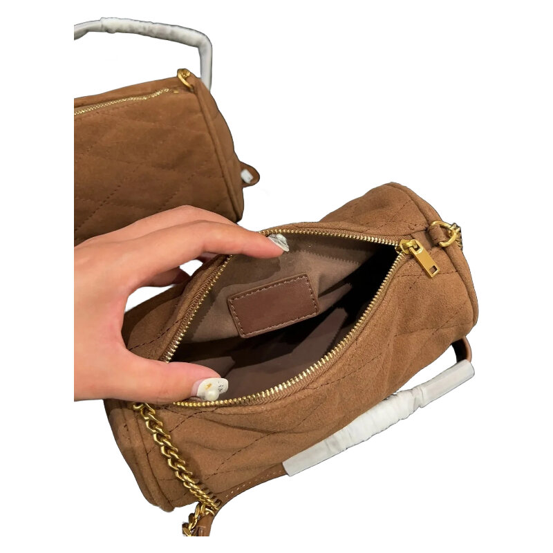 حقيبة اسطوانية من الجلد الشاموي البني ، يمكن ارتداؤها على كتف واحد أو جسم متقاطع