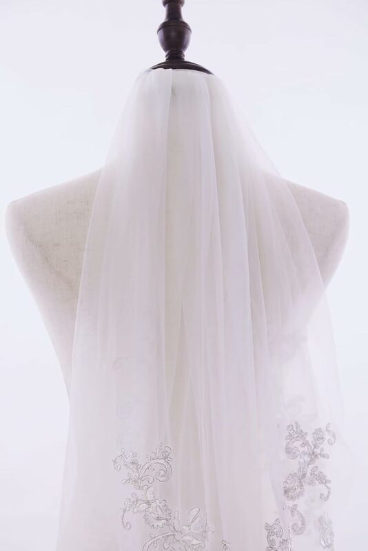 Short Bridal Veil with Flower and Pearl Decorations and Comb