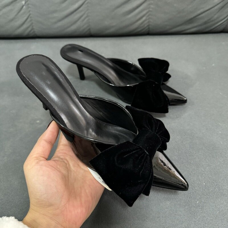 Sandalias de tacón alto con adorno de lazo negro para mujer, medio pantuflas envueltas en punta, tacones finos, versátiles
