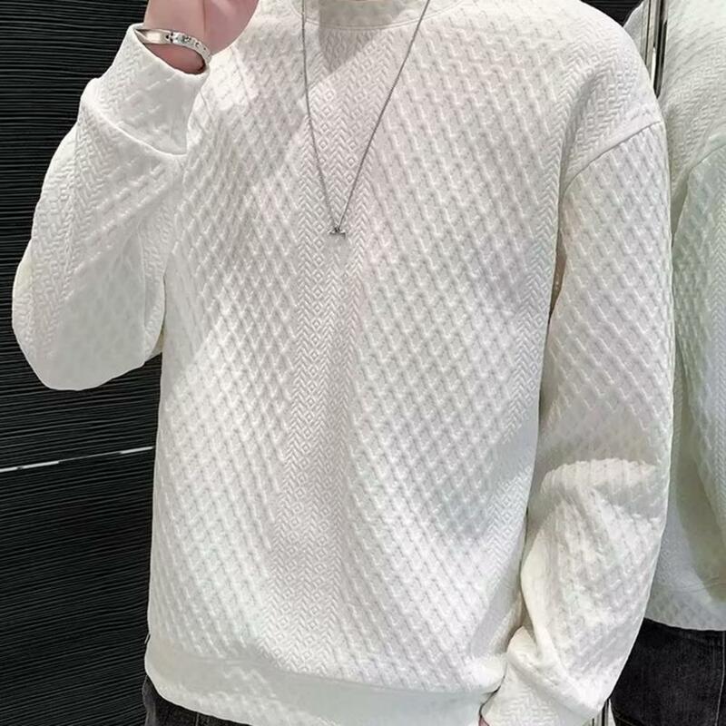 Ten sweter jest jednolity kolor, bardzo wszechstronny i nadaje się jako warstwa podstawowa