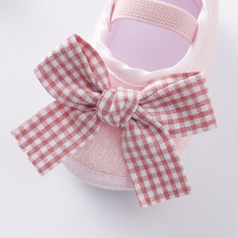 蝶ネクタイ付きの素敵な靴,女の赤ちゃんのためのヘッドバンド付きの柔らかい靴,王女の印刷,最初のステップ