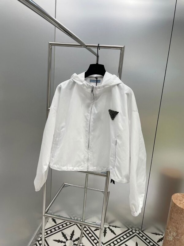 Jaqueta curta de lazer com contas triangulares para mulheres, casaco monocromático, material nylon, roupas de moda versáteis, primavera e verão