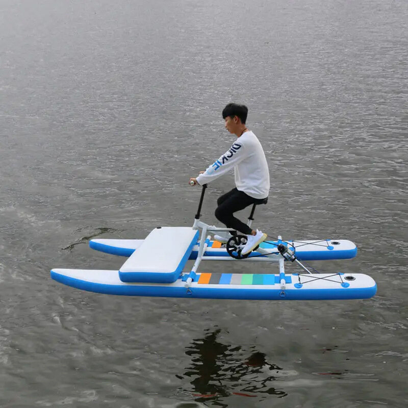 Le bateau de camping de vélo d'eau