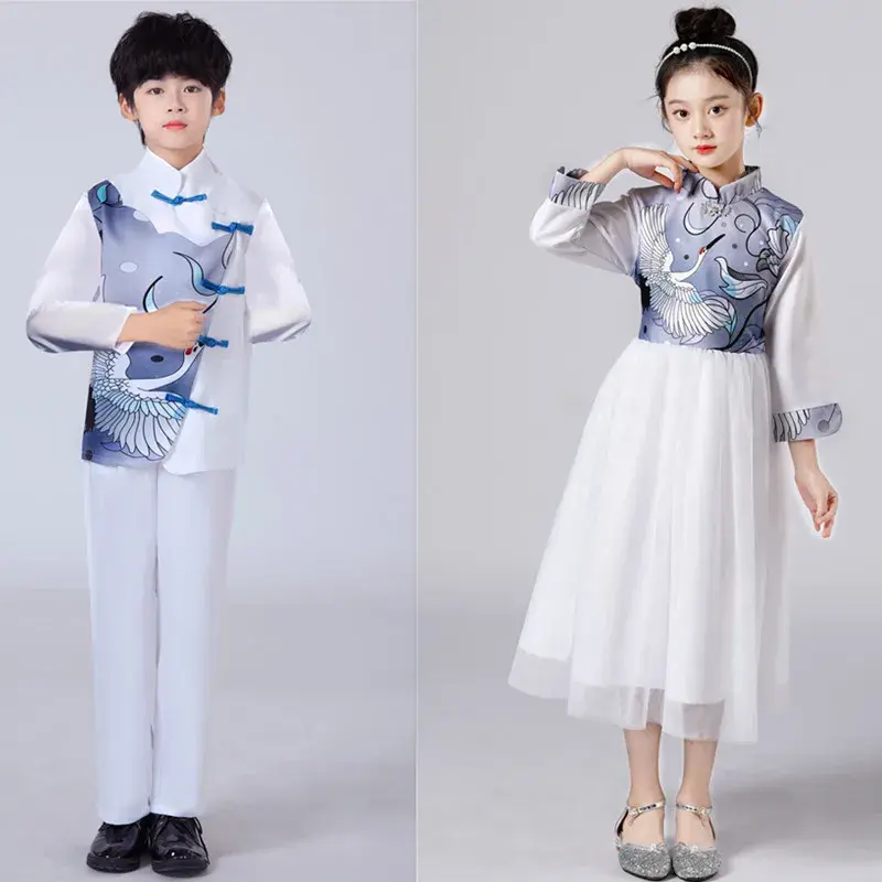 Dziewczyny w białej sukience w uczniowie podstawowej i wtórnej recytacji poezji chór kostiumy w stylu chińskim