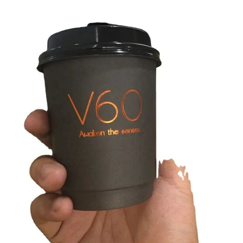 Prodotto personalizzato usa e getta tutto nero all'interno del manicotto compostabile con logo personalizzato che timbra bicchieri di carta da caffè a doppia parete con
