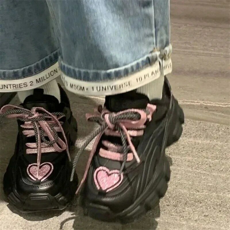 Y2K รองเท้าผ้าใบสีดำแพลตฟอร์มรูปหัวใจสีชมพูแบบลำลองสไตล์เกาหลีรองเท้ากีฬาส้นเตี้ยน่ารัก