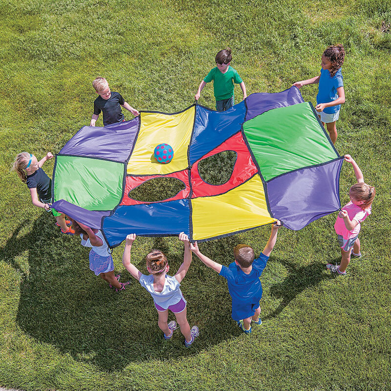 Activité de construction d'équipe pour adolescents, jeu de parachute, combinaison de variété de vêtements, jeu sur le terrain à l'école, journée pour enfants