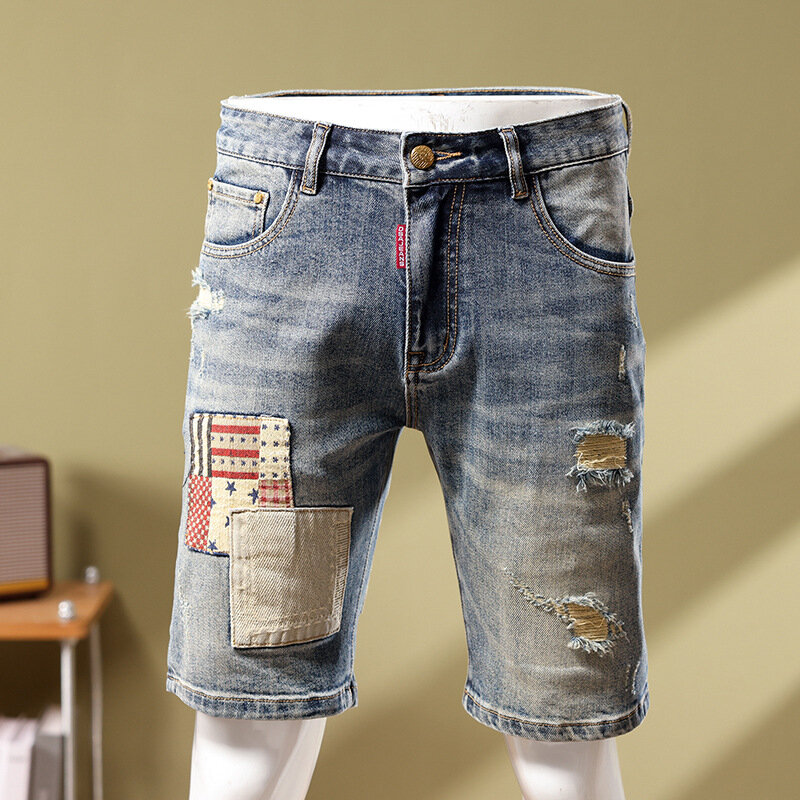 Jeans corti da uomo con cuciture Patchwork strappati alla moda Slim ricamati personalità Street pantaloni medi da motociclista retrò