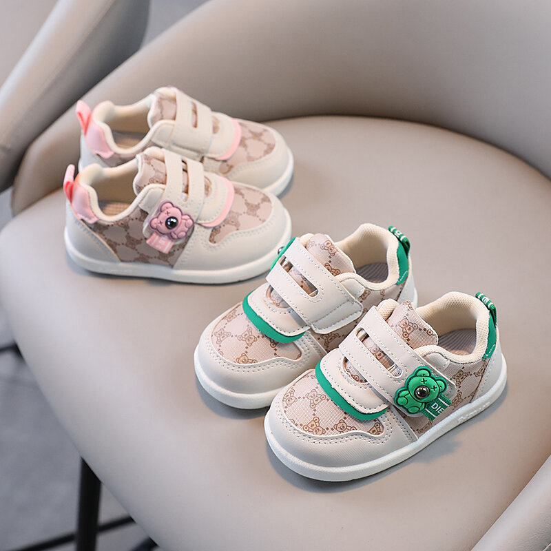 Sepatu bayi 2024 musim semi baru bayi sol lembut sepatu jalan serbaguna sepatu olahraga anak perempuan beruang kecil sepatu kasual kartun