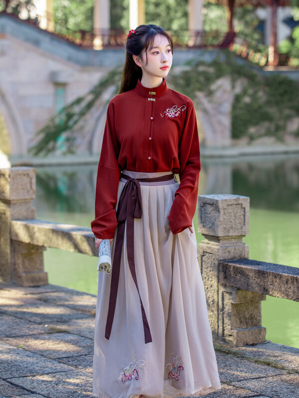 한 여성은 가을 겨울 한 요소를 착용하여 중국 스타일 향상시킬 수 있습니다.