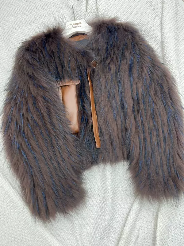 Abrigo corto de piel de mapache para mujer, abrigo de manga larga con cuello redondo y bolsillos cosidos, a la moda, novedad de invierno, 2023