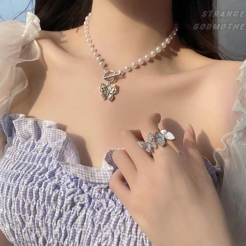 Collar con colgante de perlas de imitación de mariposa elegante para mujer, gargantilla de fiesta de boda de moda coreana, cadena de clavícula con hebilla de encanto Vintage