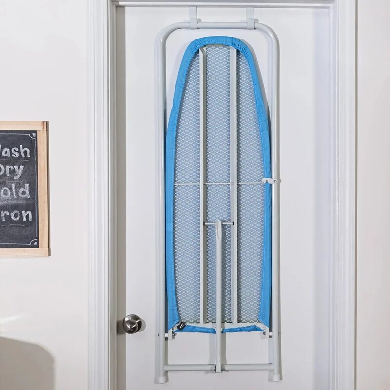 Niebiesko-biała deska do prasowania wisząca na drzwiach