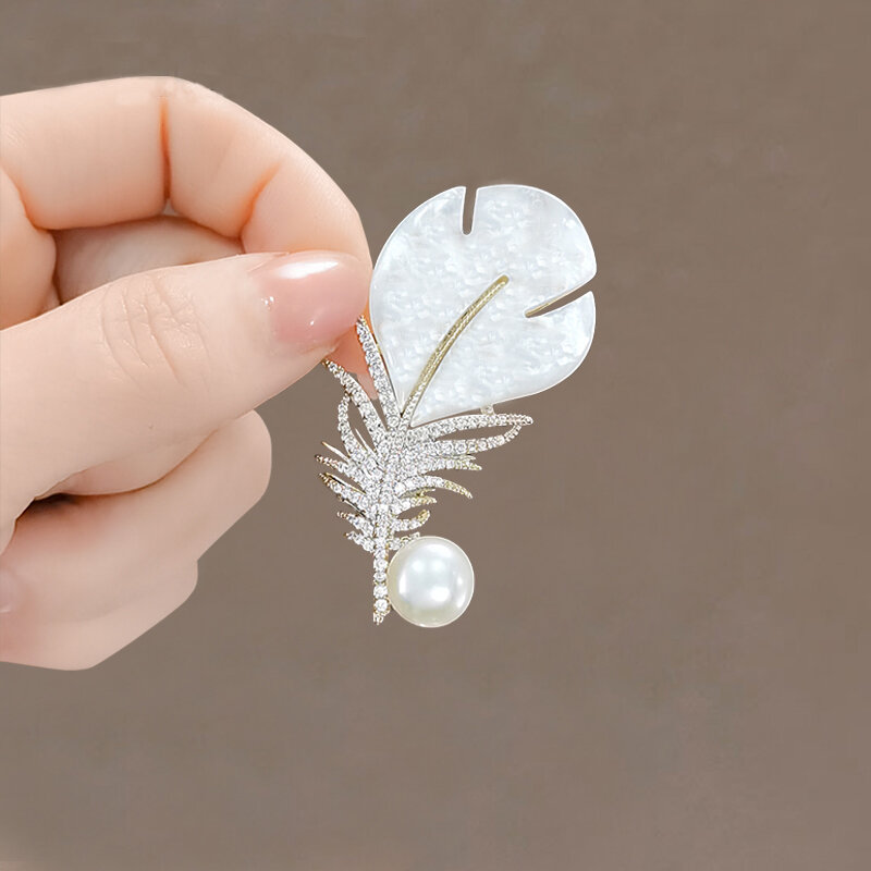 Modne kryształowa pokrywa broszka z piórami szpilki dla kobiet luksusowe białe perły w kolorze złota na przyjęcia prezenty ślubne akcesoria odzieżowe 2024