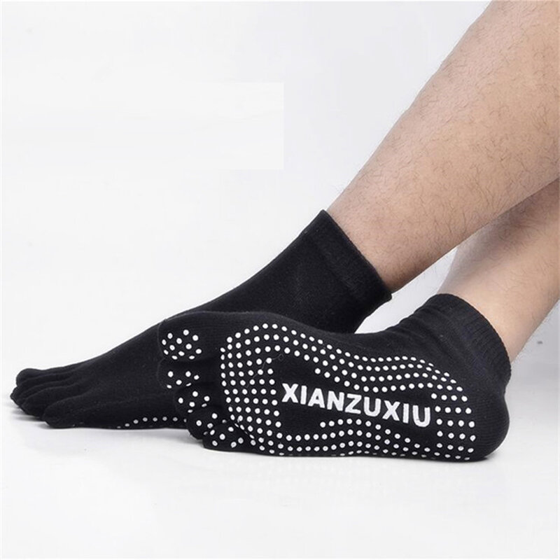 ถุงเท้าโยคะซิลิโคนลายจุดห้านิ้วสำหรับผู้ชายถุงเท้าพิลาทีสผ้าคอตตอนเนื้อแข็งกันลื่น