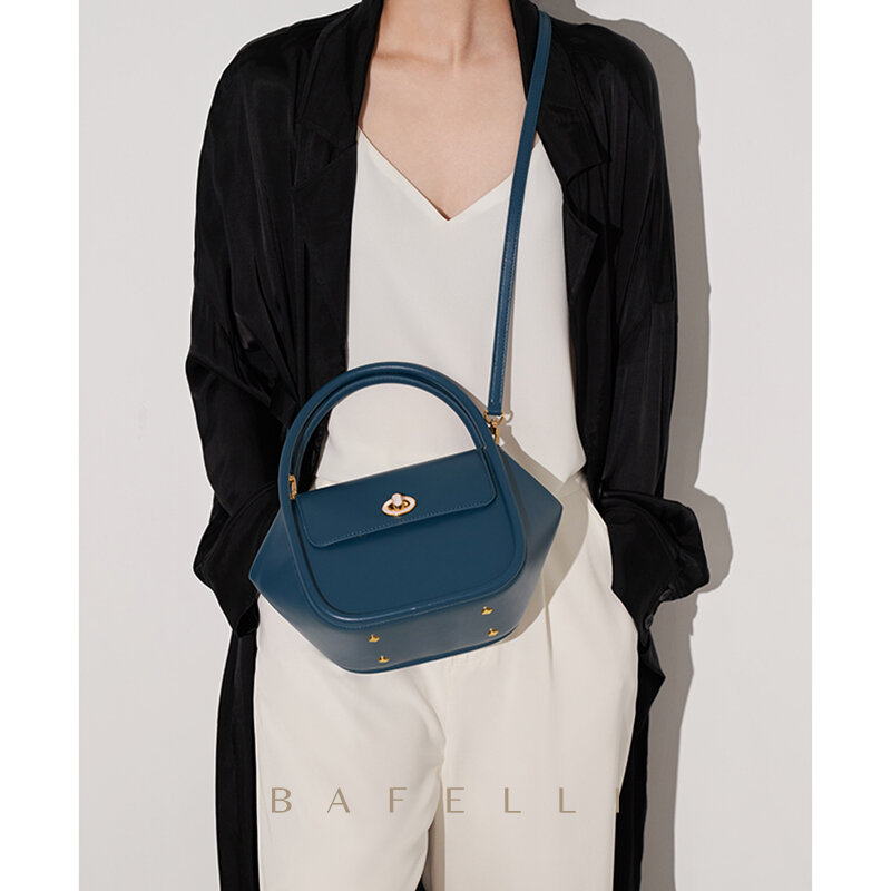 Bafelli-女性のためのゴールデンレザーハンドバッグ,新しい2023,冬のウールのファッション,オリジナルスタイル,高級ブランドの財布,カジュアルなショルダー