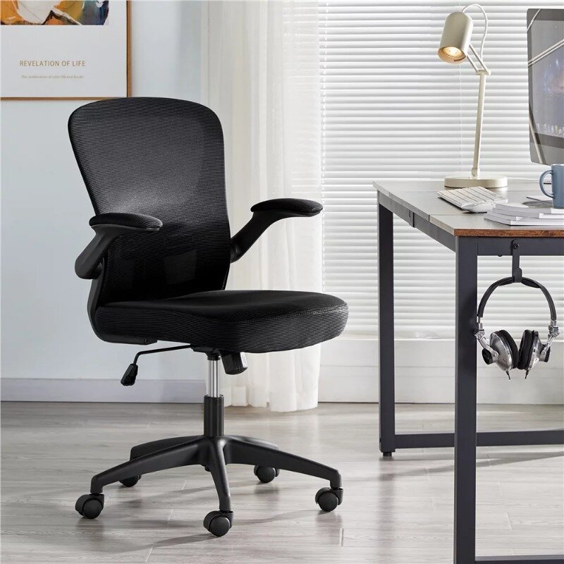 Регулируемое офисное кресло со средней спинкой и откидными подлокотниками, черного цвета