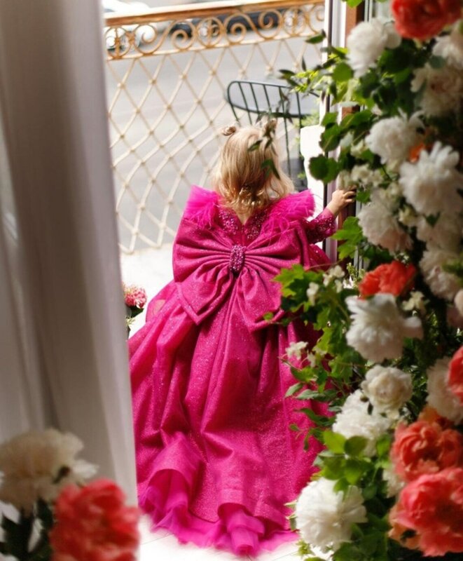 Великолепное ярко-розовое платье для маленьких девочек на день рождения с большим бантом и длинными рукавами, платье принцессы с перьями для торжества, свадьбы, выпускного вечера со шлейфом