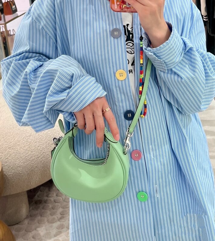 Famosa borsa per gnocchi di design 2024 popolare Mini borsa a mezza luna a tracolla borsa da polso causale a tracolla borsa a mezzaluna con frizione per feste da donna