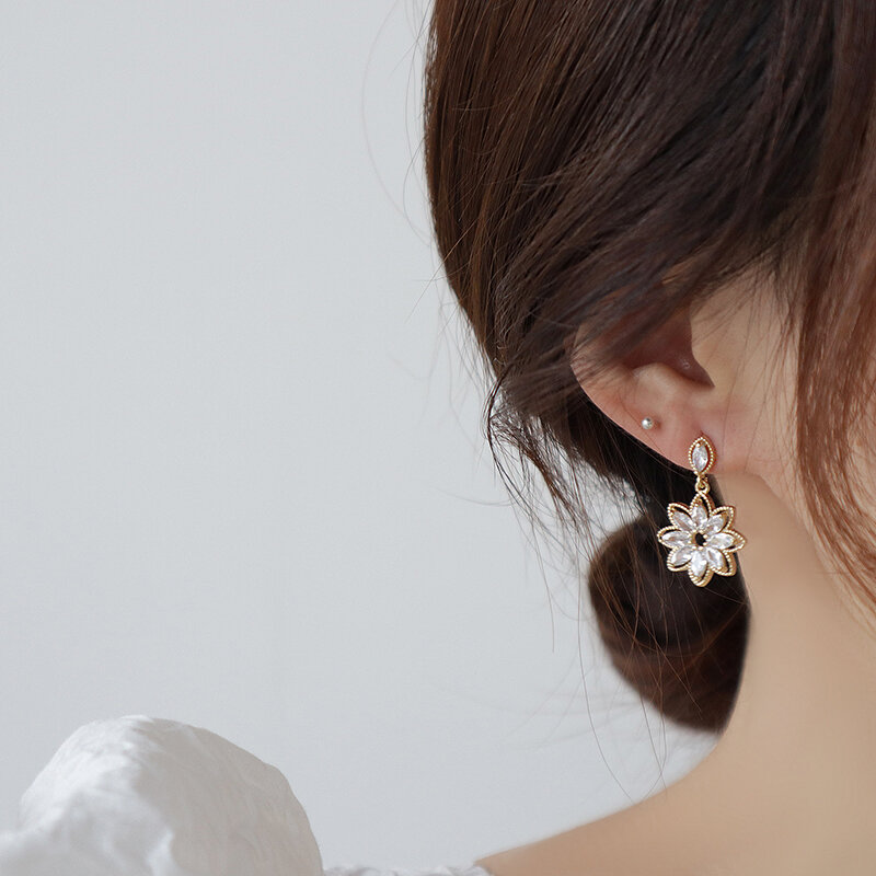 Anting-Anting Bunga Korea Halus Emas Asli 14K untuk Wanita Anting-Anting Kancing Renda Berongga Zirkonia AAA Berkilau Hadiah Brincos Bijoux Pernikahan