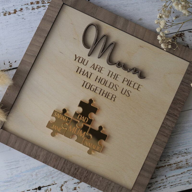 Enigma de madeira personalizado com moldura artesanal, presente personalizado para mamãe, dia das mães, nomes de família, você é a peça que nos detém juntos
