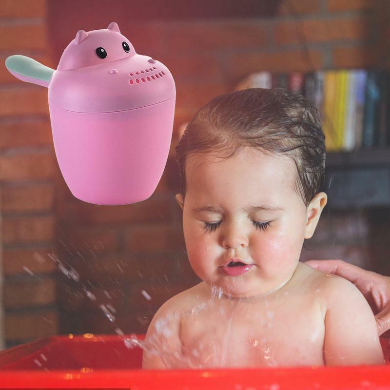 อ่างอาบน้ำสำหรับเด็กทารกที่ตักแชมพูสำหรับเด็กที่ล้างด้วยถ้วยน้ำในอ่างอาบน้ำหัวสำหรับเด็ก
