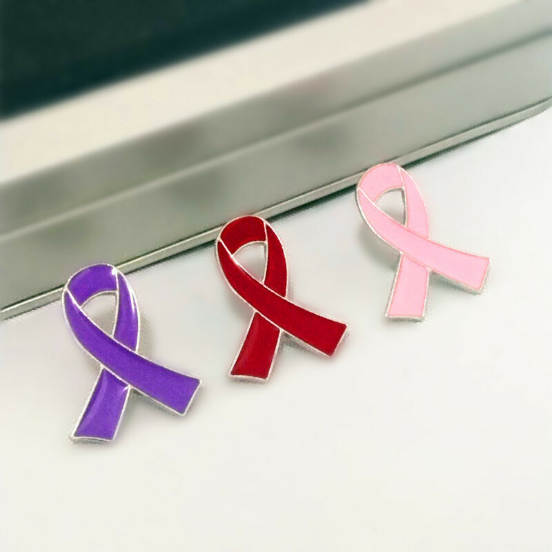 Брошь с розовой лентой для защиты от рака груди