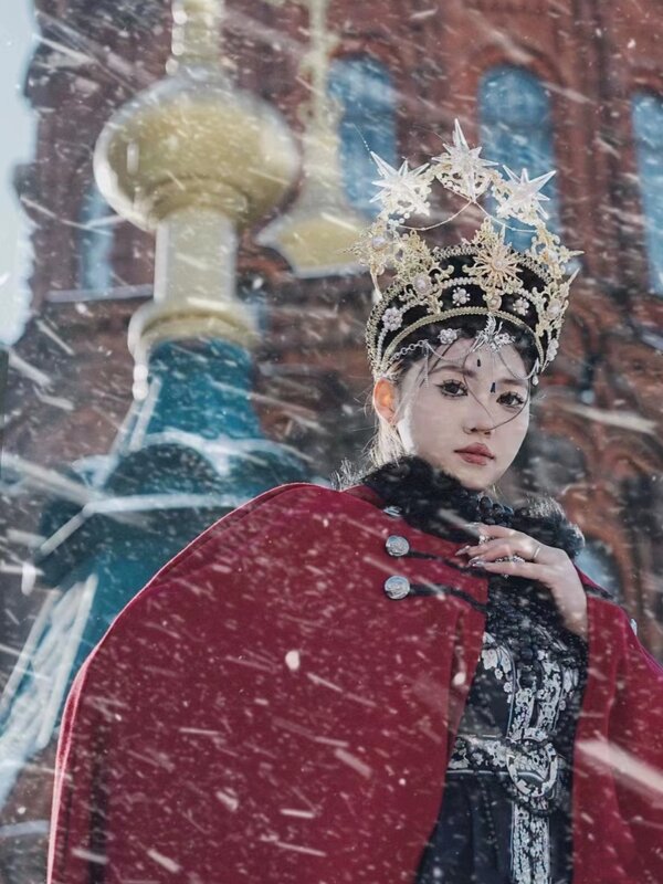 Rosyjski odzież do zdjęć podróżny czerwony płaszcz scena śnieżna zdjęcie zima nowa