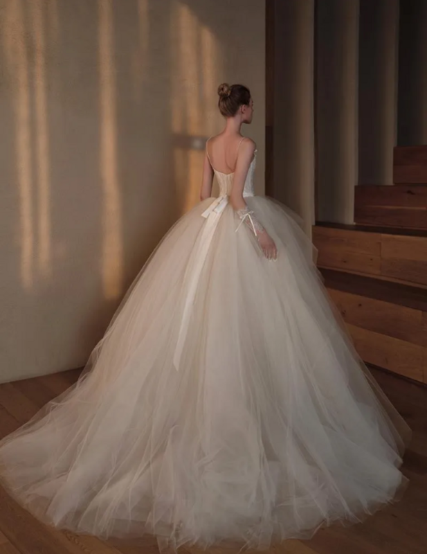 Elegancka koronka suknia ślubna kochanie składana warstwowa duża spódnica na dole romantyczne aplikacje suknia ślubna księżniczki Vestidos De Novia