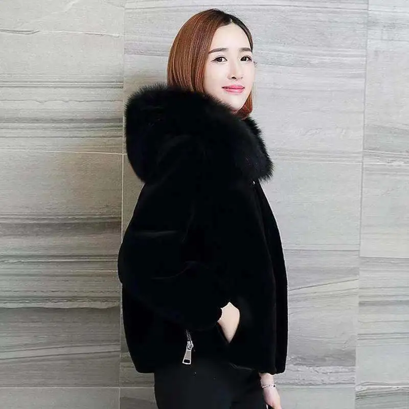Зимнее короткое меховое пальто для женщин, новинка 2023, модная свободная утепленная норковая куртка с капюшоном и карманами на молнии, однотонная женская верхняя одежда