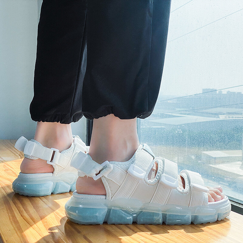 Zapatos huecos de verano versión coreana, sandalias deportivas de tendencia de palomitas de maíz para hombres, zapatos de aumento de temperamento, zapatos blancos para hombres