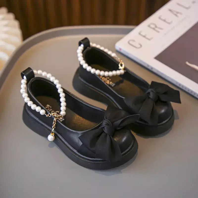 เด็กแฟชั่นรองเท้าหนังสีดำพร้อมห่วงโซ่ไข่มุกโบว์สาวน่ารัก Mary Janes 2023เด็กแบบใหม่อเนกประสงค์รองเท้างานแต่งงาน