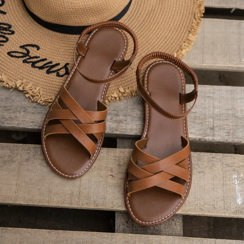 Sandales plates avec l'offre elles en caoutchouc coordonnantes pour femmes, chaussures d'été, nouvelle collection 2024