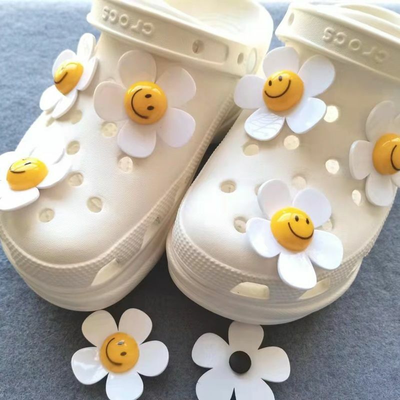 Smiley Flowers Cute Croc Charms Designer Brand DIY Cartoon Croc accessori moda Vintage Shoes Charms per Croc 2023 vendita calda