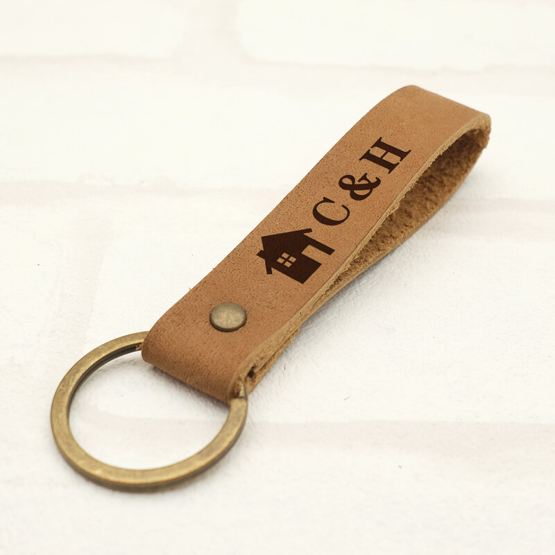 Custom พวงกุญแจหนังแกะสลักพวงกุญแจ Custom Keychain House Key Fob ของเรา First Home ของขวัญพิธีขึ้นบ้านใหม่ของขวัญใหม่ขอ...