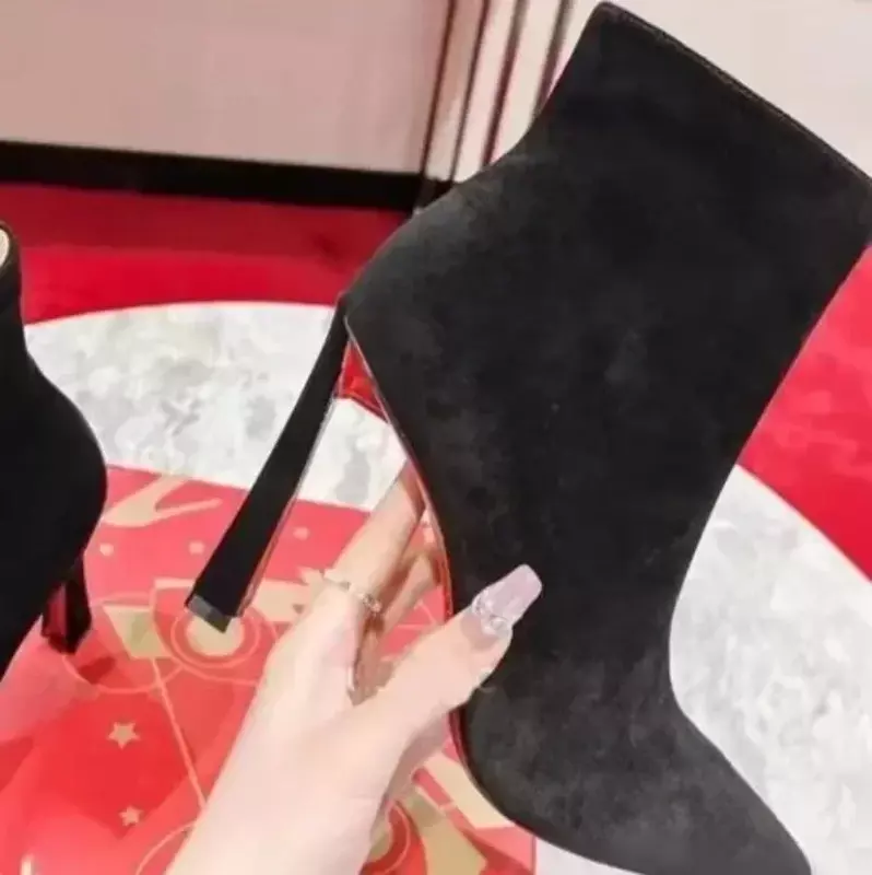 Luksusowy projektant wysokiej jakości buty damskie prawdziwej skóry podeszwa zewnętrzna buty z czerwoną podeszwą łańcuszek sprzętowy seksowne modne buty 2024 nowość