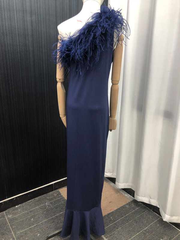Атласное платье без рукавов с одним открытым плечом, женское пикантное высокоэластичное облегающее платье с перьями, 100%, страусиные перья