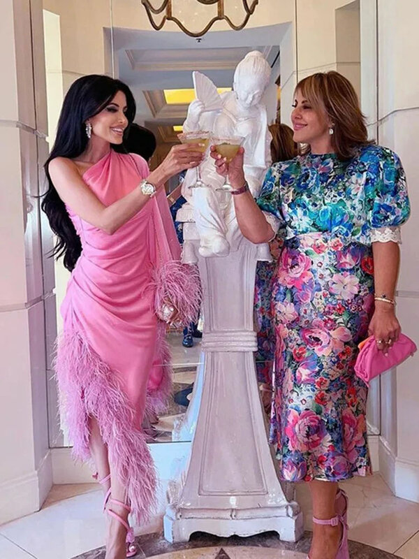 Gorąca różowa krótka sukienki koktajlowe na jedno ramię suknia wieczorowa sukienka z piór boczne rozcięcie suknia wieczorowa arabskiej sukienki formalna okazja