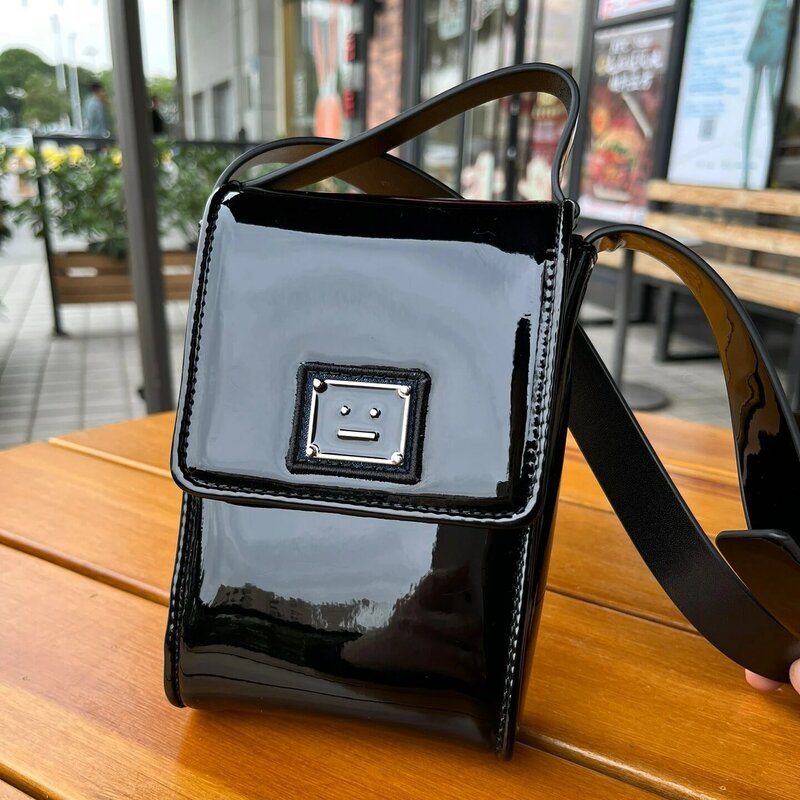 Borsa a tracolla in pelle verniciata di marca di design di nicchia svedese borsa a tracolla Unisex minimalista Mini borsa a tracolla per ragazza di moda