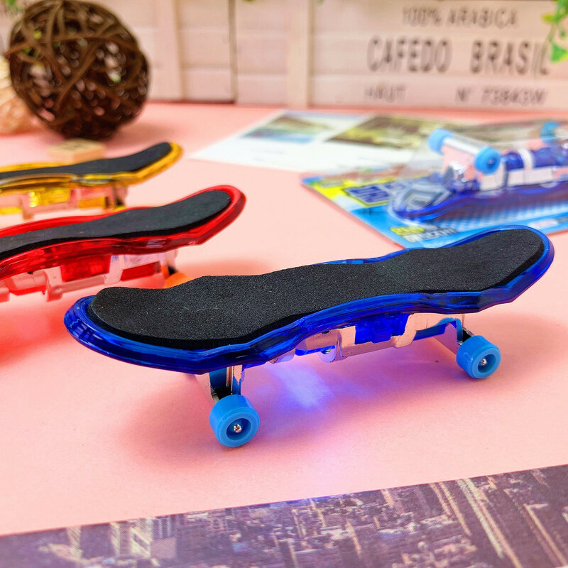 Finger Skateboard Toy Mini Fingertip Projection LED incandescente Scooter Puzzle per bambini giochi da tavolo novità giocattoli