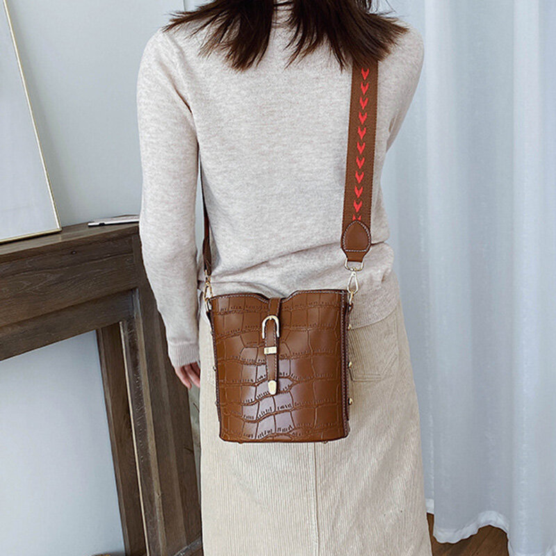 Женская сумка-мешок с текстурой под кожу крокодила