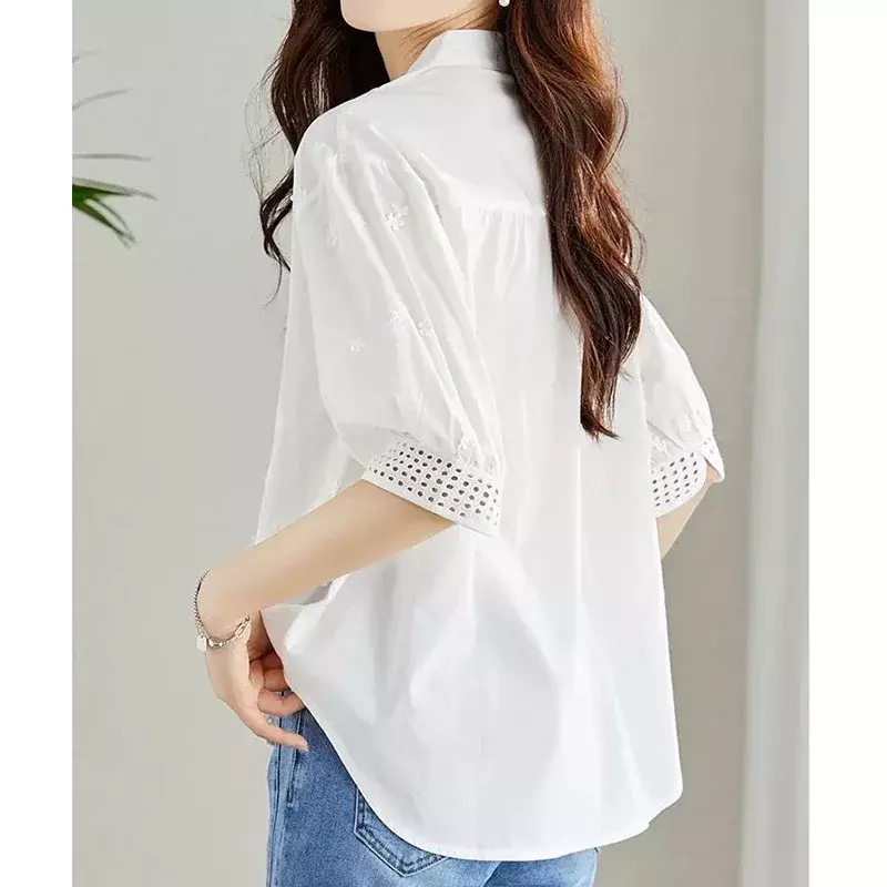 Camisa de algodão solta bordada, meia manga, decote em v, pulôver francês oco, blusa branca versátil para J107, novo, verão, 2024