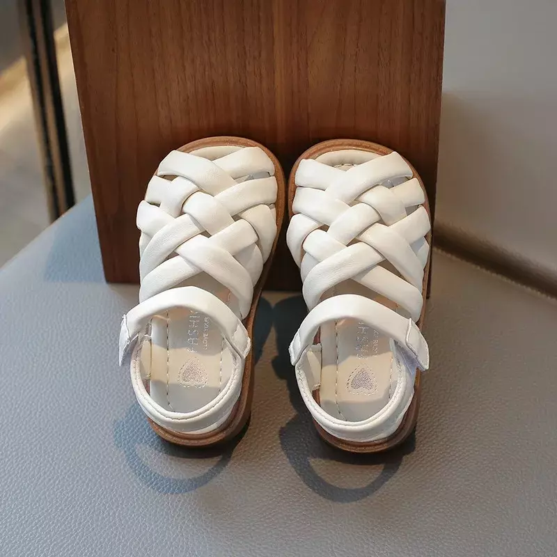 Nuovo sandalo per bambini estate ragazze scarpe da spiaggia intrecciate moda tinta unita causale bambini sandali piatti semplici fondo morbido Versatile