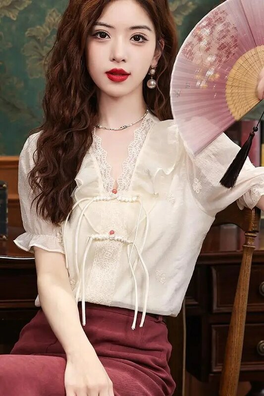 2024 Summer New Chinese Button Ruffle Edge V-Shirt donna età che riduce sciolto ricamato manica a bolle Top abbigliamento femminile