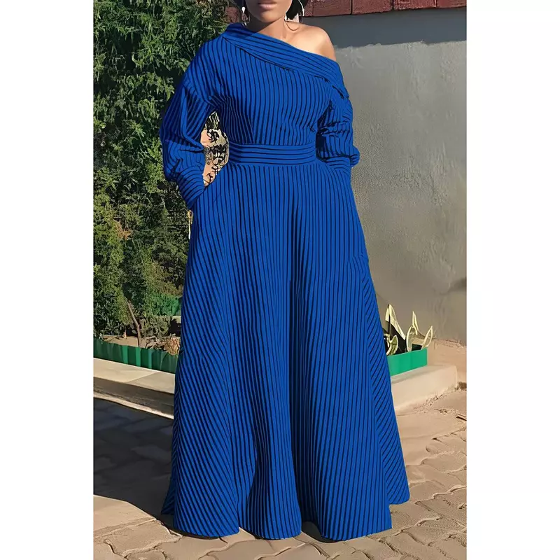مقاس كبير فساتين طويلة شبه رسمية ، مخطط أزرق ، طوق مائل ، فستان طويل بكتف واحد مع جيب