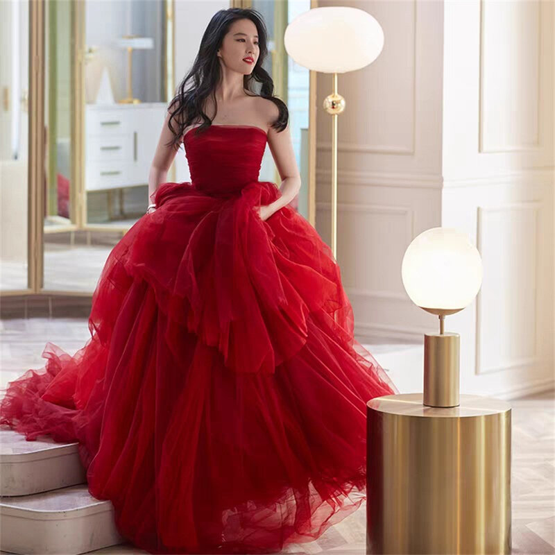 Gaun Tulle elegan tanpa lengan berjenjang merah tanpa tali gaun pengantin sederhana 2024 gaun pesta dansa kereta api Istana