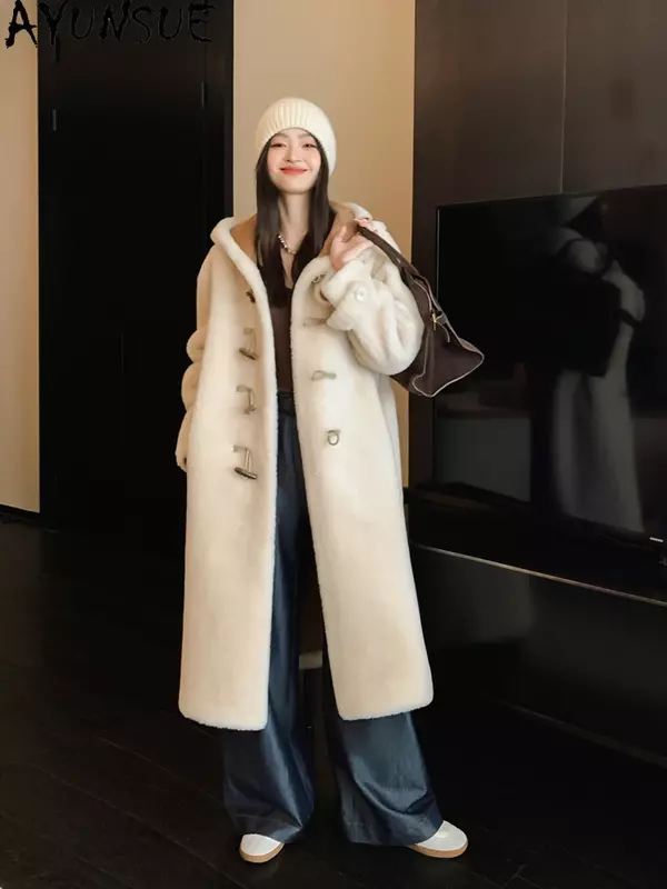 AYUNSUE-abrigo de lana con capucha para mujer, chaqueta de esquilar de oveja elegante, largos abrigos de piel con botones de cuerno, ropa femenina de invierno, 100%, 2023
